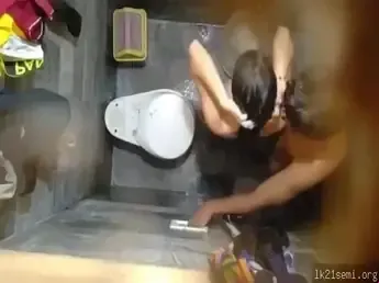 Ngintip Pasangan Mandi Bareng, Memek Dicocol Sabun Sampe Becek